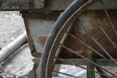 Eski paslı metal tekerlek