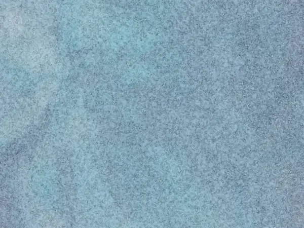 Yumuşak eğimlere, kumlu bir görünüme ve sanatsal ambiyansa sahip soyut mavi desenli yüzey. Tasarım projeleri, sunumlar veya duvar kağıdı kullanımı için çok yönlü ve görsel olarak çekici bir arkaplan.