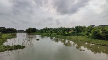 Köydeki nehrin güzel manzarası