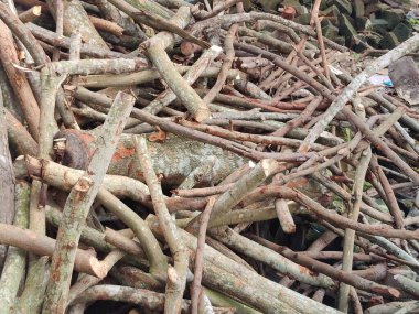 Sokaktaki paslı metal boru.