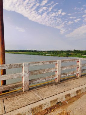 Açık gökyüzü ile nehir manzarası