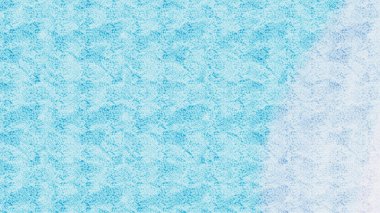 Mavi tonlu bir arkaplan ile dairesel gradyan dalgaları birleştiren soyut sanatsal kompozisyon, dijital veya tasarım amaçları için dinamik ve modern bir estetik ideal sunar.