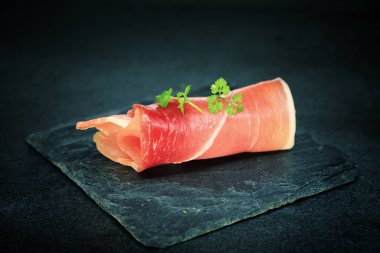 Siyah arka planda ham jambon