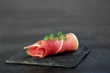 Siyah arka planda ham jambon