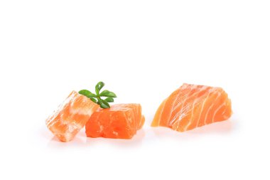 beyaz zemin üzerine somon steak