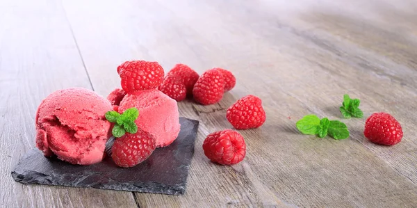 Krim Raspberry Atas Meja Kayu — Stok Foto