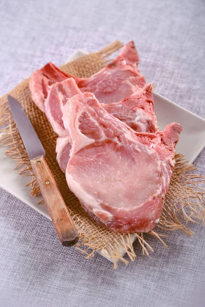 Frisches Rohes Schweinefleisch Auf Schneidebrett Mit Petersilie — Stockfoto