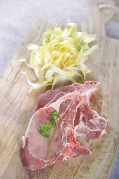 Carne Fresca Chuleta Cerdo Cruda Tabla Cortar Con Perejil —  Fotos de Stock