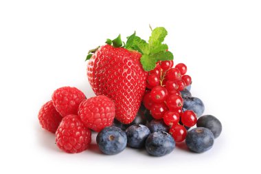 Beyaz arkaplanda kırmızı çilekler