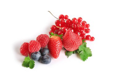 Beyaz arkaplanda kırmızı çilekler