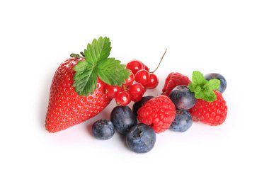 Beyaz arkaplanda kırmızı çilekler