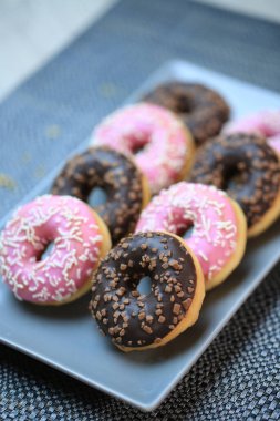 Donut, çikolatalı çörek.