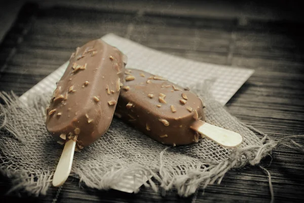チョコレートの入ったアイスクリームスティック — ストック写真
