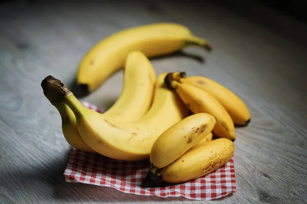 Banán Sárga Gyümölcs Asztalon — Stock Fotó