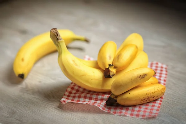 Банан Желтые Фрукты Столе — стоковое фото