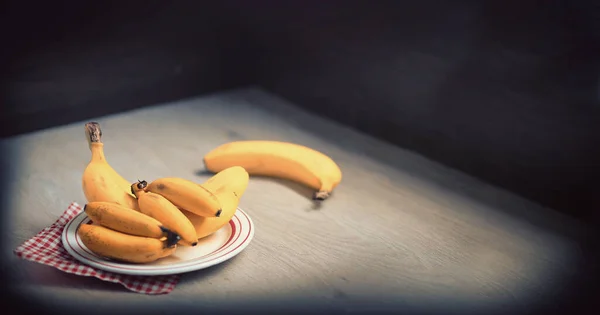 Банан Желтые Фрукты Столе — стоковое фото