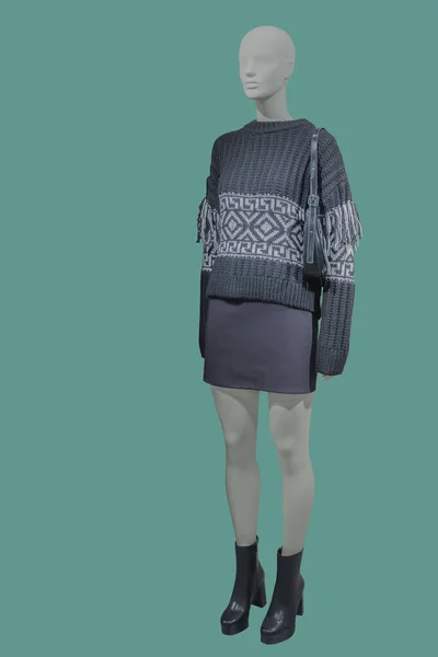 パターンとグレーニットセーターを身に着けている女性ディスプレイマネキンの完全な長さの画像 緑で隔離 — ストック写真