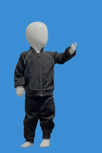 Pełna Długość Obrazu Manekina Dziecięcego Noszącego Odzież Sportową Izolowaną Niebieskim — Zdjęcie stockowe