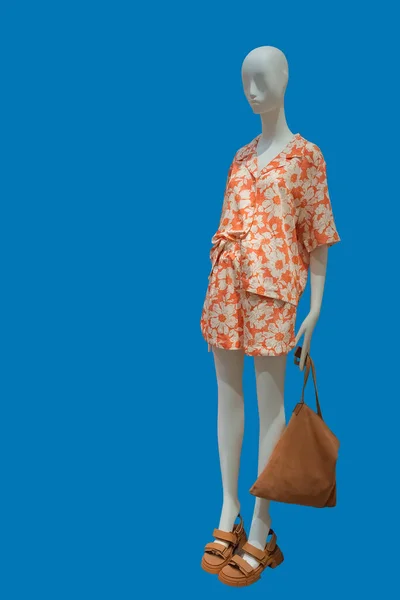 ブルーを基調とした夏の半袖ブラウスとショートパンツの2型を身に着けている女性ディスプレイマネキンの完全な長さイメージ — ストック写真