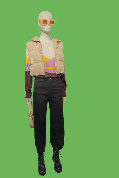 緑の背景に隔離されたキルトのウエストコートを身に着けている女性ディスプレイマネキンの完全な長さの画像 — ストック写真
