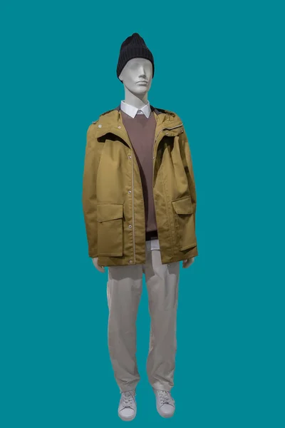 フード付きのジャケットとコーデュロイライトブラウンのズボンを着た男性ディスプレイマネキンの完全な長さの画像青の背景に隔離された — ストック写真