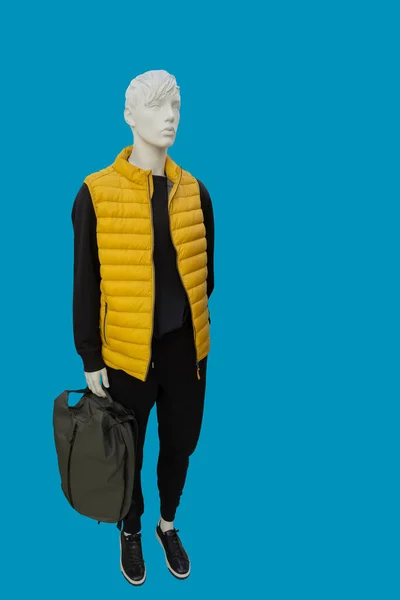 Volledige Afbeelding Van Een Mannelijke Etalagepop Met Geel Gewatteerd Vest — Stockfoto