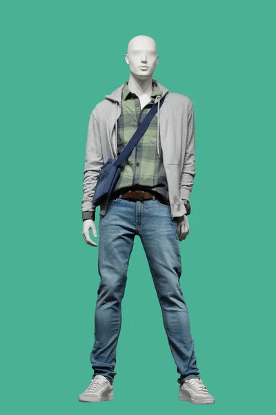 緑の背景に隔離されたジッパー 緑の再生シャツと青のジーンズとグレーパーカーを身に着けている男性ディスプレイマネキンの完全な長さの画像 — ストック写真