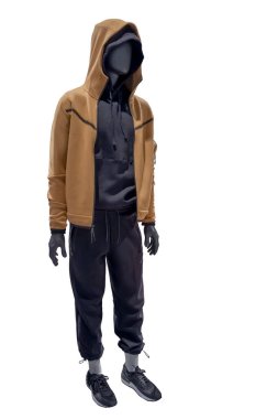 Beyaz arka planda siyah yün kapüşonlu ve açık kahverengi kapüşonlu ceket giyen bir erkek mankenin tam boy görüntüsü.