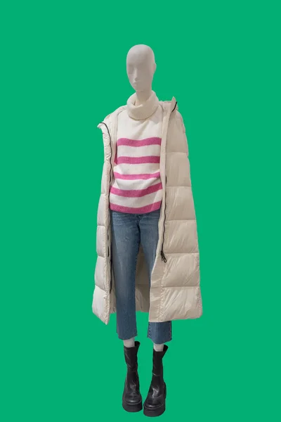 緑の背景に隔離されたスタイリッシュな白い冬のパフコートを身に着けている女性のディスプレイマネキンの完全な長さの画像 — ストック写真