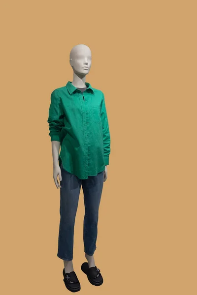 Sarı Arka Planda Izole Edilmiş Yeşil Düğmeli Gömlek Kot Pantolon — Stok fotoğraf