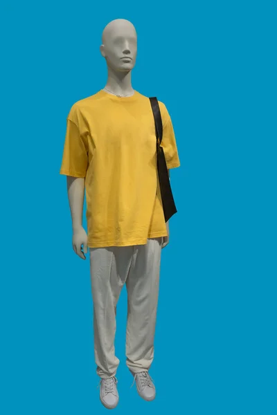Imagen Completa Maniquí Masculino Con Camiseta Amarilla Pantalones Blancos Aislados —  Fotos de Stock