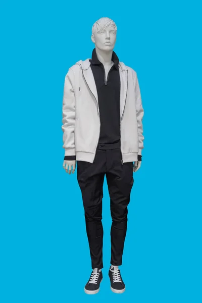 青い背景に隔離されたジッパー 黒の襟ポロシャツとズボンと白いパーカーを身に着けている男性ディスプレイマネキンの完全な長さの画像 — ストック写真