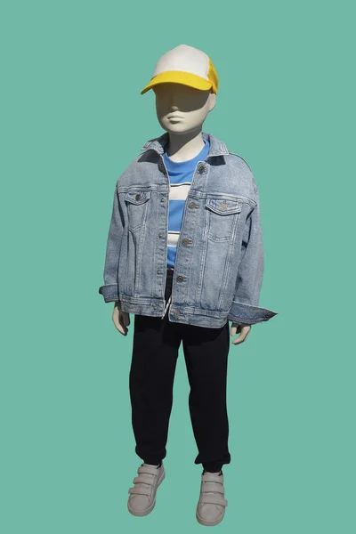 Ganzes Bild Eines Kindes Schaufensterpuppe Trägt Modische Blaue Jeansjacke Und — Stockfoto