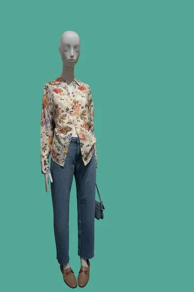 Pełna Długość Obrazu Manekina Damskiego Noszącego Bluzkę Długim Rękawem Kwiatowym — Zdjęcie stockowe