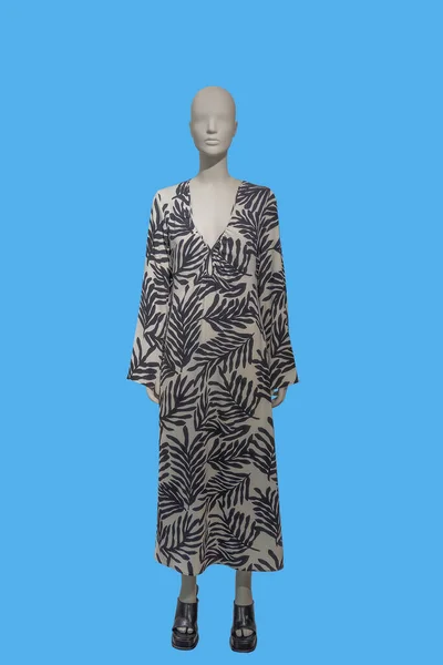Полноразмерное Изображение Женского Манекена Белом Платье Черными Листьями Ветвями Синем — стоковое фото