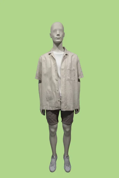 男装模特的全身像 身穿无扣子衬衫 袖子短 背景为绿色 — 图库照片
