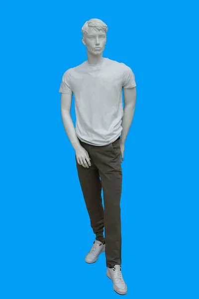 青い背景に白いTシャツと茶色のズボンを着た男性ディスプレイマネキンの完全な長さの画像 — ストック写真