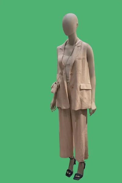 Obraz Figuríny Béžovém Kalhotovém Kostýmu Bundou Bez Rukávů Izolované Zeleném — Stock fotografie