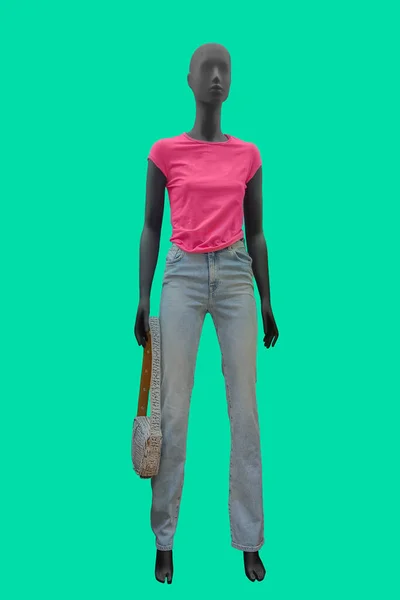 身穿粉色T恤和蓝色牛仔裤的女装模特的全长图像 与绿色背景隔离 — 图库照片