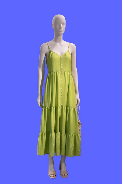 青の背景に隔離されたファッショナブルな緑の夏のドレスを身に着けている女性ディスプレイマネキンの完全な長さの画像 — ストック写真