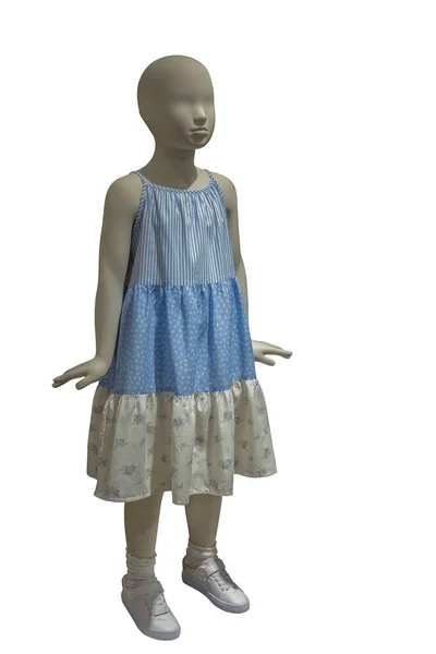 白い背景に隔離された美しいカラフルなドレスを身に着けている子供のディスプレイマネキンの完全な長さの画像 — ストック写真