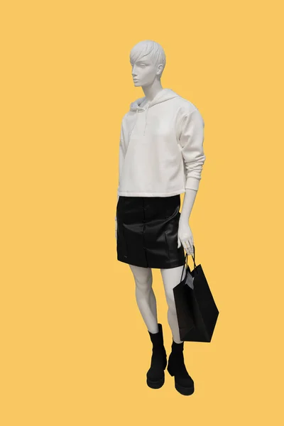 Volledige Afbeelding Van Een Vrouwelijke Etalagepop Met Witte Capuchon Sweatshirt — Stockfoto