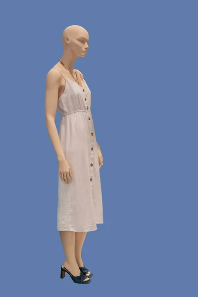 青の背景に隔離された流行の白いシャツドレスを身に着けている女性ディスプレイマネキンの完全な長さの画像 — ストック写真