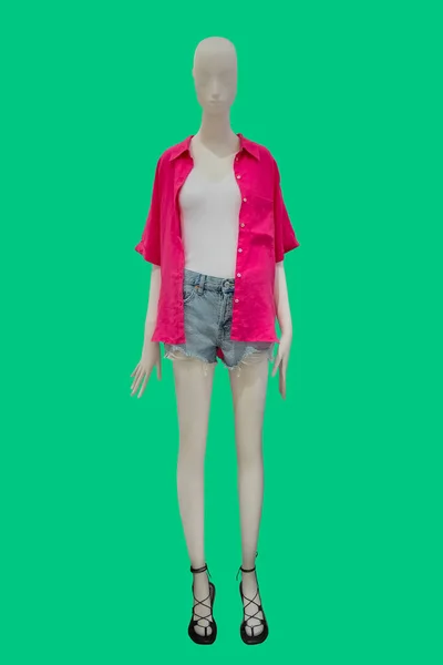 全长的女装模特形象 身穿时尚的无纽扣红色短袖衬衫和牛仔裤短裤 背景为绿色 — 图库照片