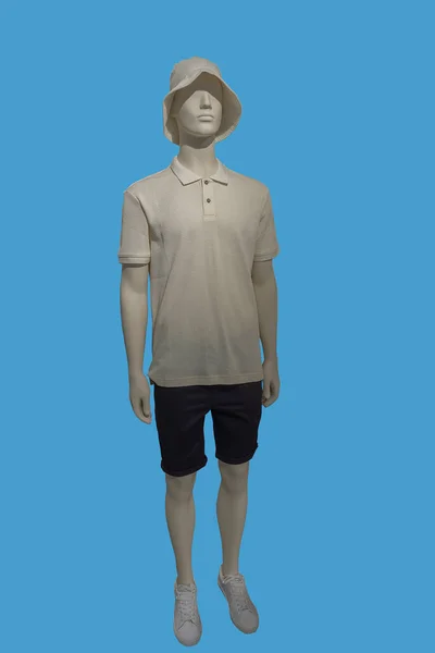 Ganzkörperbild Einer Männlichen Schaufensterpuppe Mit Kurzärmeligem Poloshirt Und Schwarzen Shorts — Stockfoto