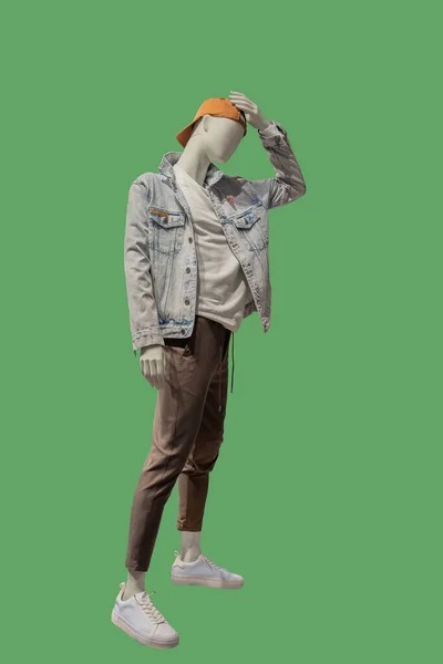 身穿牛仔裤夹克和棕色裤子的男装模特的全长图像 与绿色背景相隔离 — 图库照片
