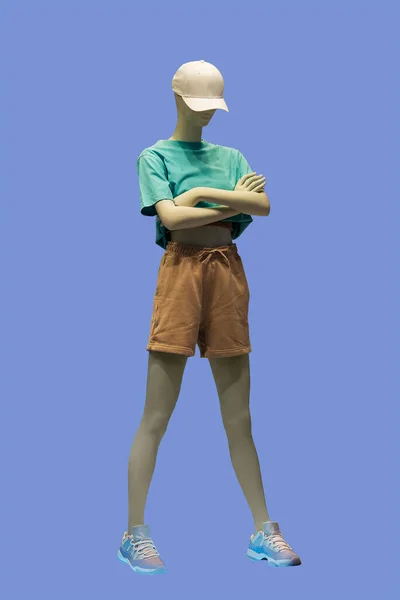 青い背景に隔離された緑の上および茶色のショートパンツで身に着けている女性の表示マネキンの完全な長さのイメージ — ストック写真