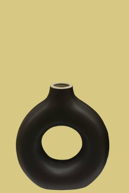 Sarı arkaplanda izole edilmiş siyah yuvarlak seramik vazo