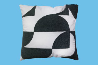 Beyaz arkaplanda izole edilmiş geometrik desenli dekoratif kanepe yastığı                    