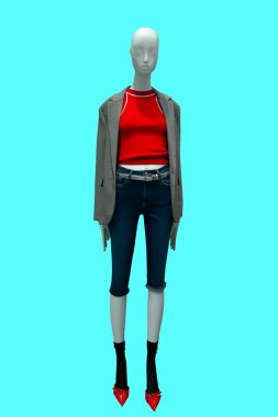 Mavi arka planda, modaya uygun gri ceket ve mavi kot şort giyen bir kadın vitrin mankeni.